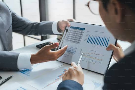 Business Analyst vs Data Analyst: Which Career Is Right for You?
